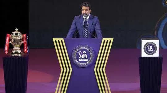 Présentateur au podium lors de la cérémonie IPL Présentateur au podium lors de la cérémonie IPL