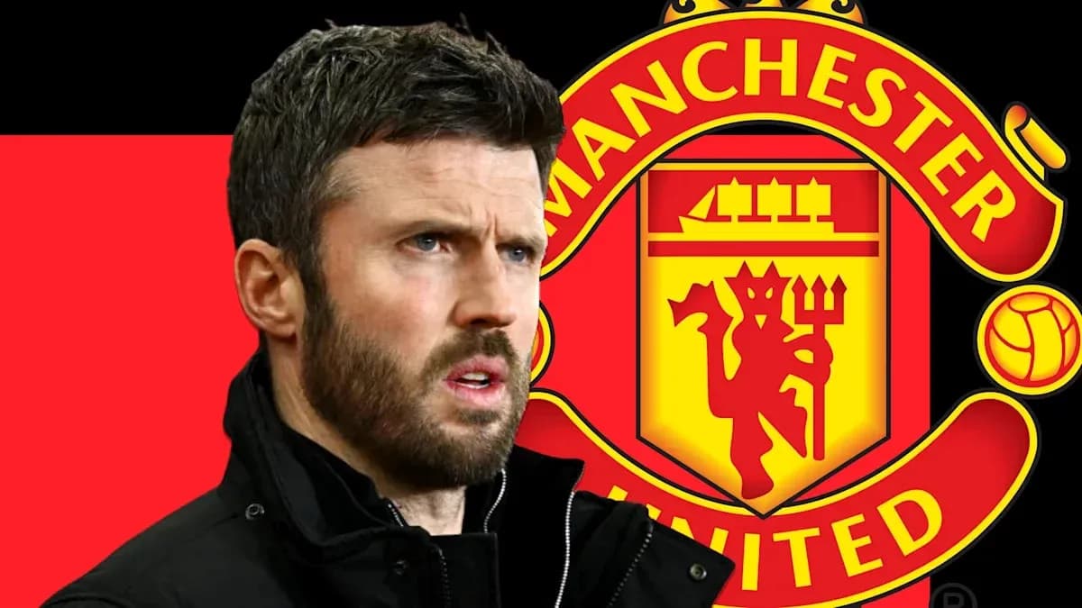 Homme avec logo de Manchester United en arrière-plan Homme avec logo de Manchester United en arrière-plan