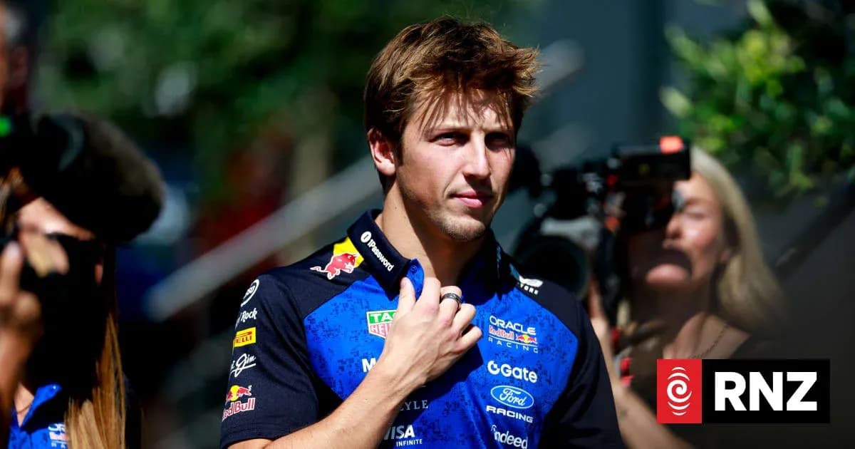 Pilote en tenue de course devant des caméras Pilote en tenue de course devant des caméras