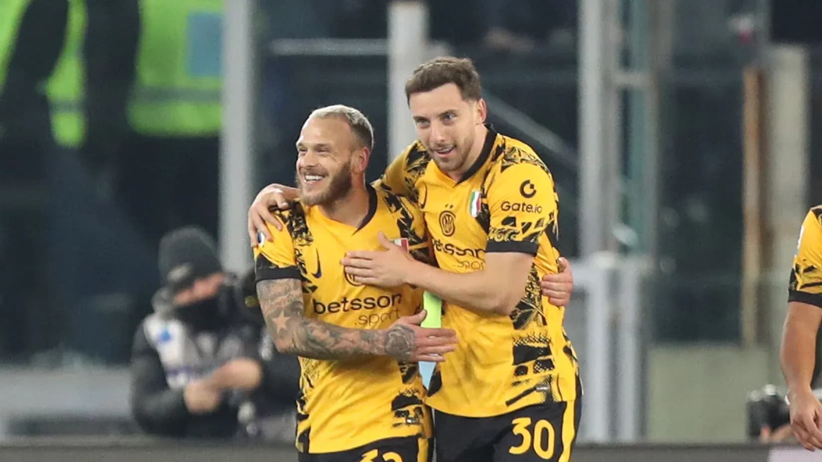 Joueurs célébrant un but avec des maillots jaunes Joueurs célébrant un but avec des maillots jaunes