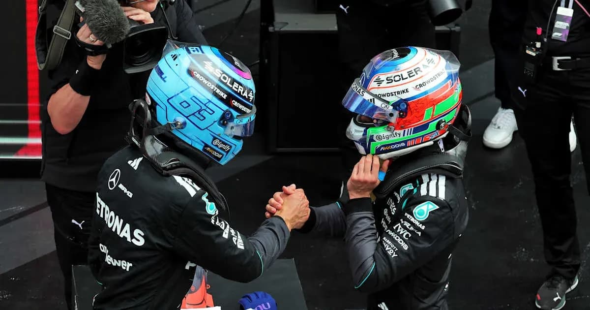 Pilotes se serrant la main après la course Pilotes se serrant la main après la course