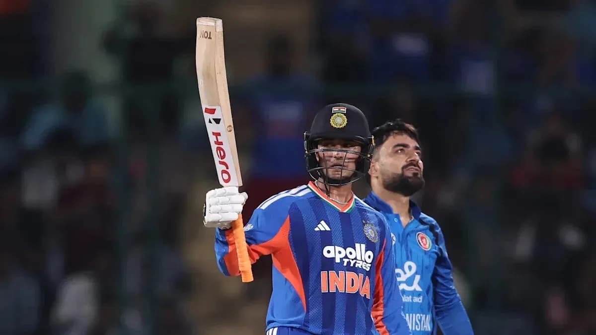 Joueur indien levant sa batte après un score Joueur indien levant sa batte après un score