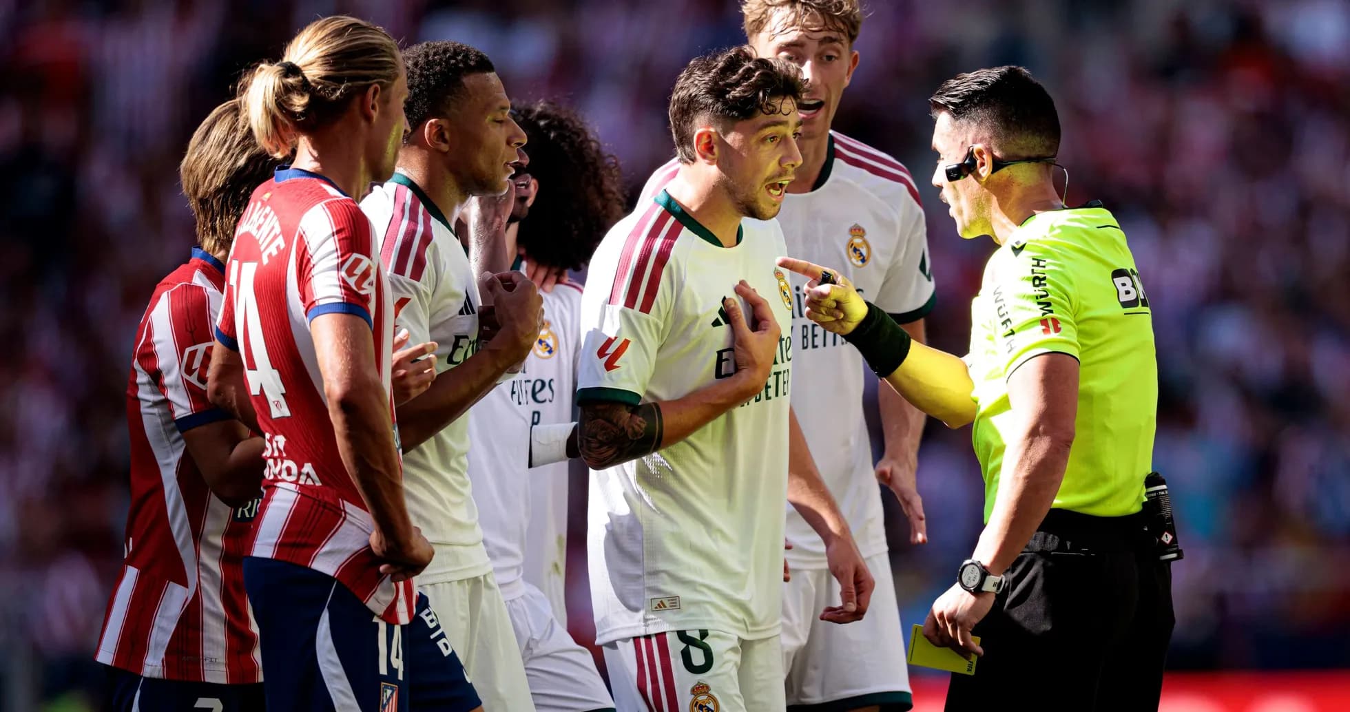 Joueurs de Madrid discutant avec l'arbitre lors du match Joueurs de Madrid discutant avec l'arbitre lors du match