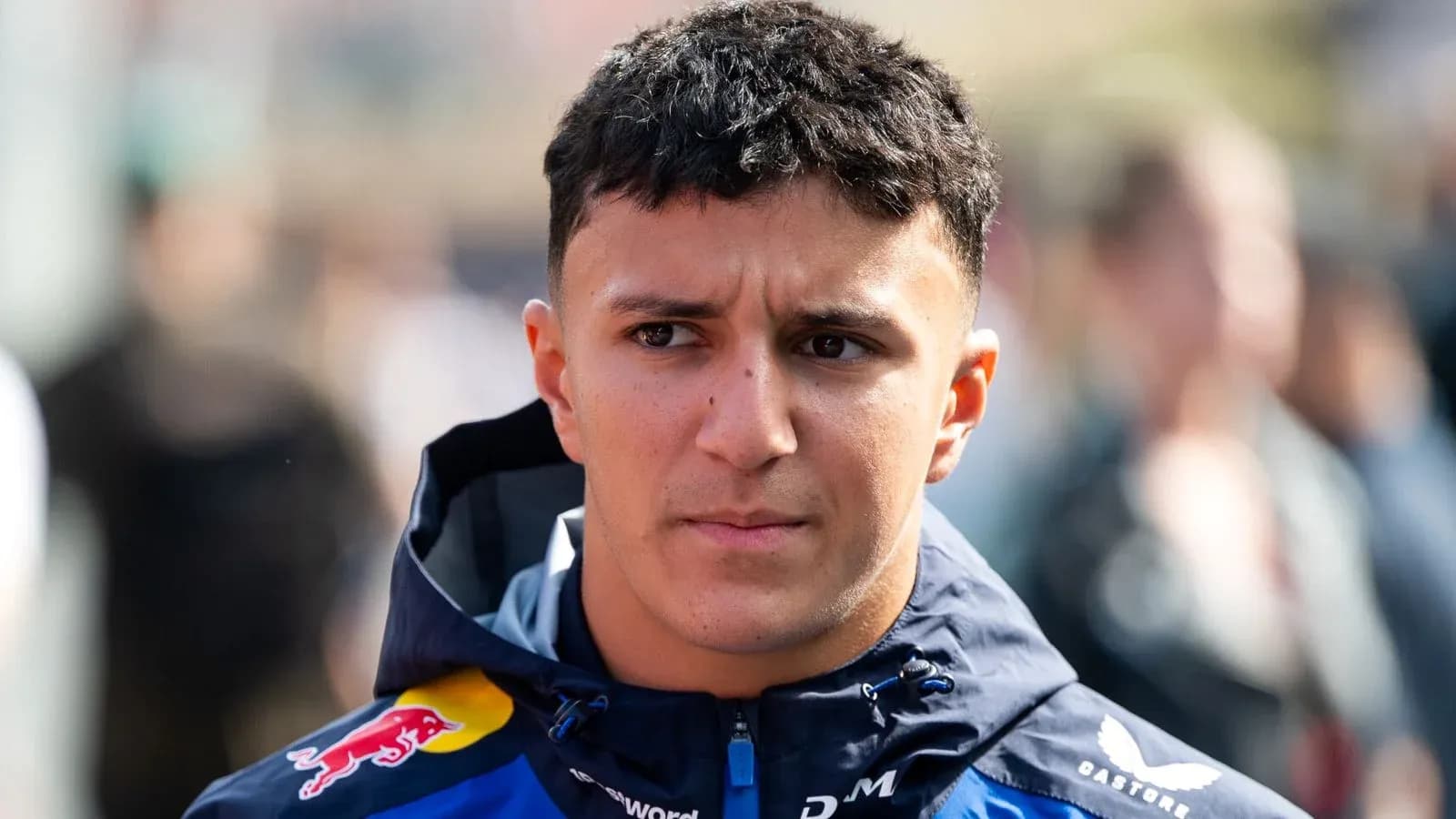 Pilote de Formule 1 portant une veste Red Bull Pilote de Formule 1 portant une veste Red Bull