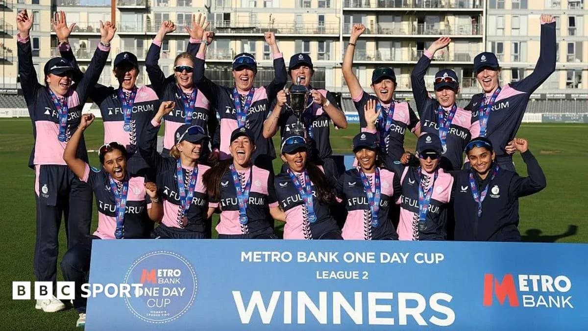 Équipe célébrant leur victoire au Metro Bank One Day Cup Équipe célébrant leur victoire au Metro Bank One Day Cup