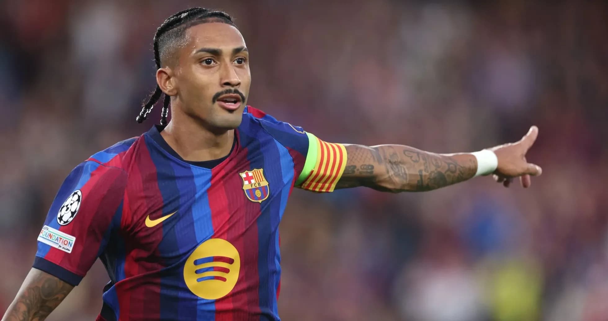 Joueur du FC Barcelone donnant des instructions sur le terrain Joueur du FC Barcelone donnant des instructions sur le terrain