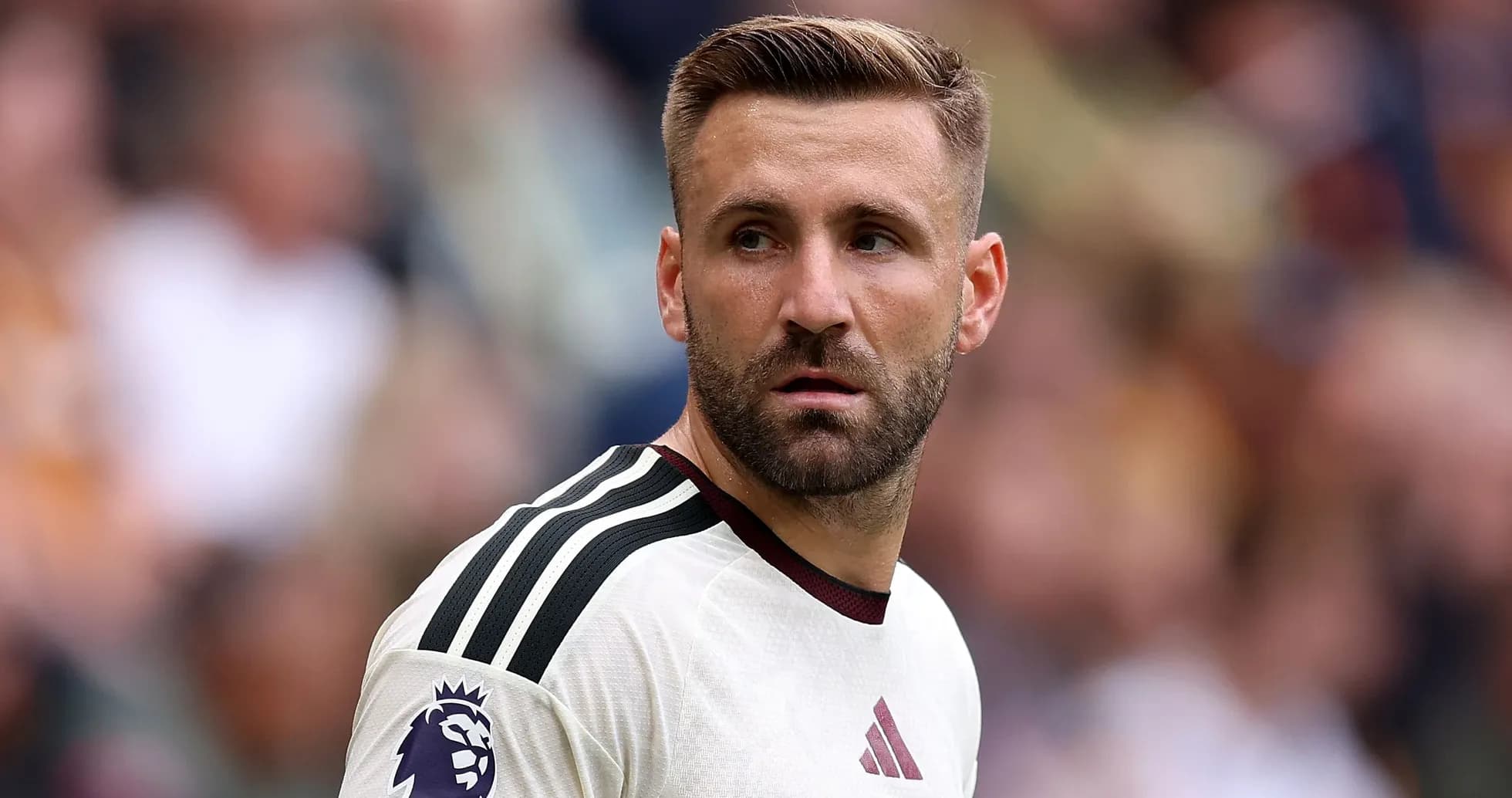 Joueur en maillot de Manchester United sur le terrain Joueur en maillot de Manchester United sur le terrain