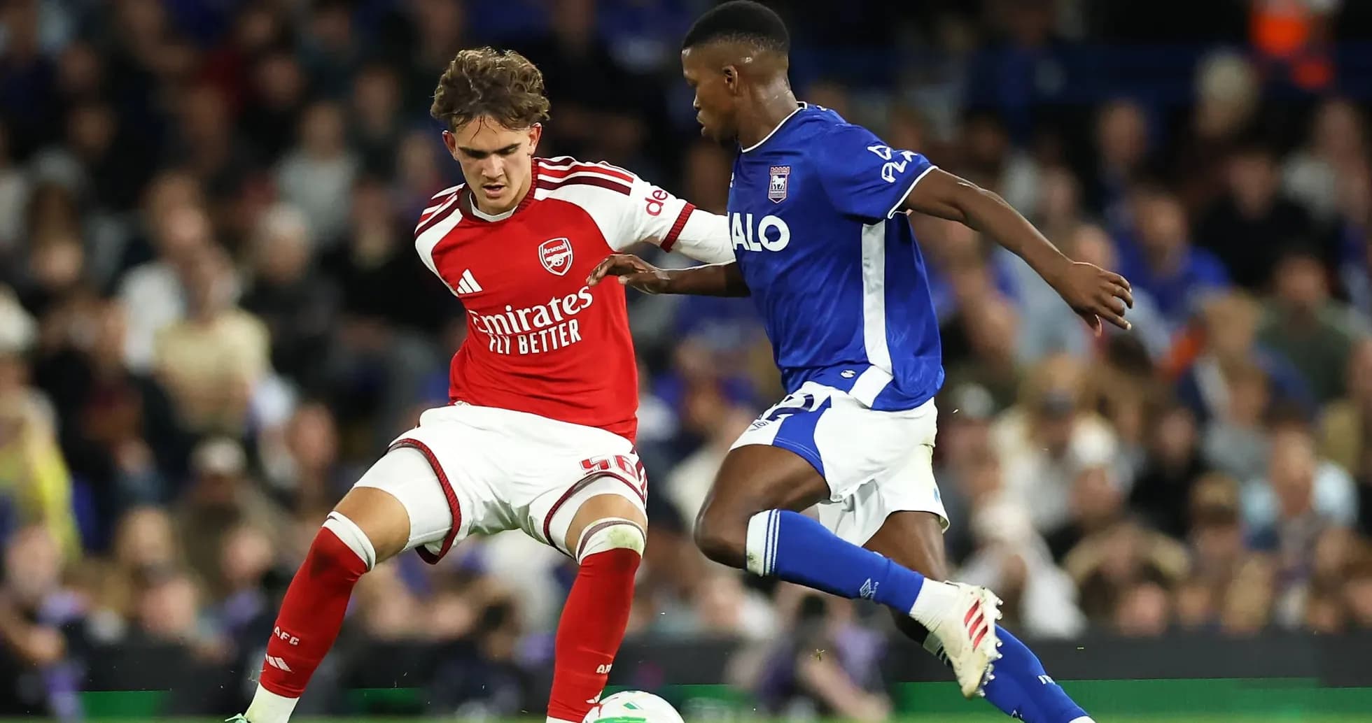 Joueur d'Arsenal contre joueur d'Ipswich lors du match Joueur d'Arsenal contre joueur d'Ipswich lors du match