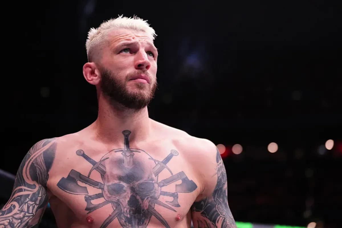 Lutteur torse nu avec des tatouages avant le combat Lutteur torse nu avec des tatouages avant le combat
