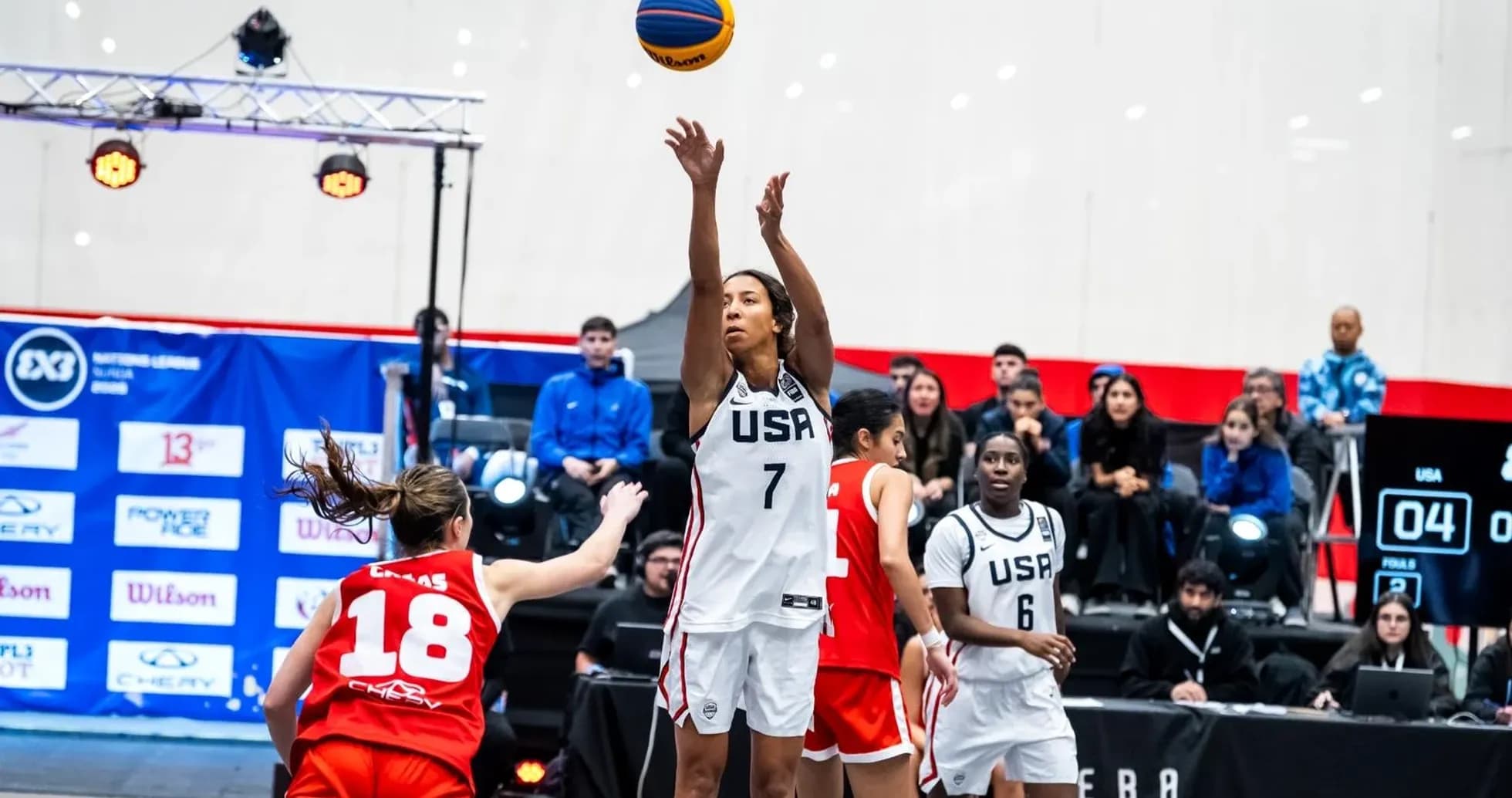Joueuse USA tirant au basket pendant un match Joueuse USA tirant au basket pendant un match