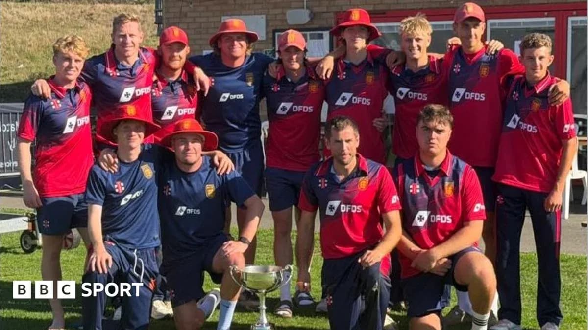Équipe de cricket posant avec un trophée Équipe de cricket posant avec un trophée