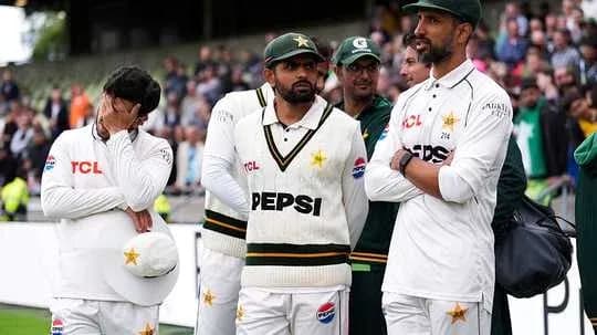 Joueurs de cricket pakistanais en discussion après le match Joueurs de cricket pakistanais en discussion après le match
