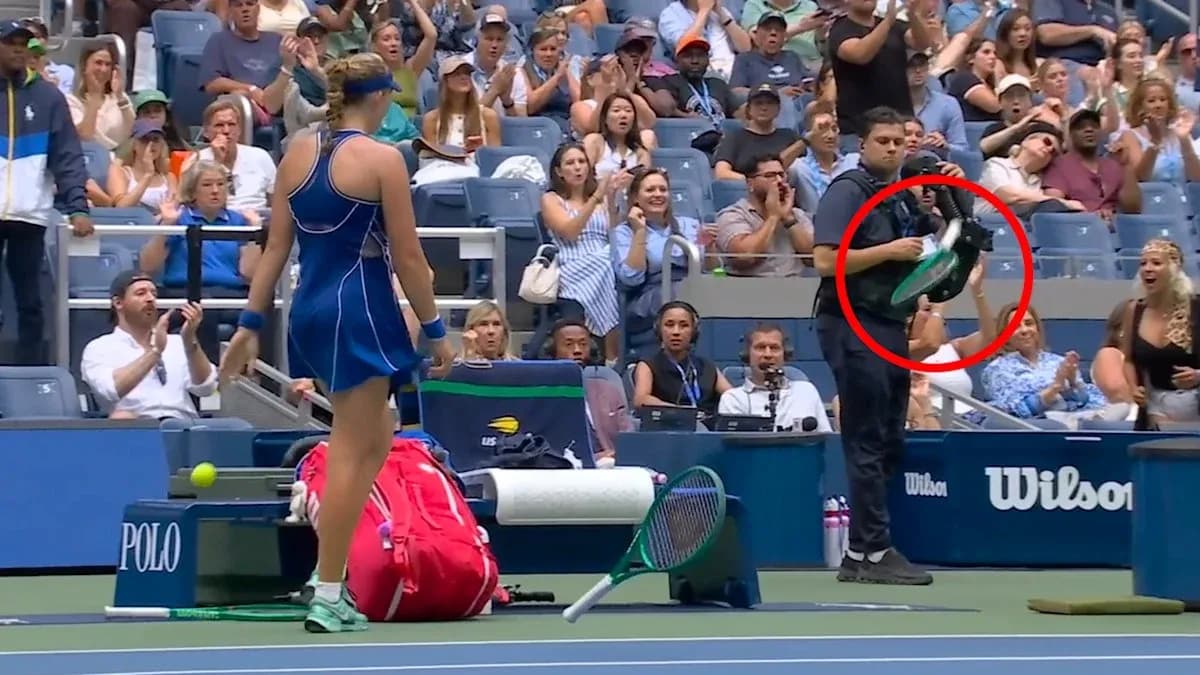 Joueuse de tennis avec un ramasseur de balles Joueuse de tennis avec un ramasseur de balles
