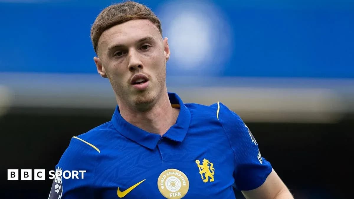Joueur de Chelsea en tenue bleue sur le terrain Joueur de Chelsea en tenue bleue sur le terrain