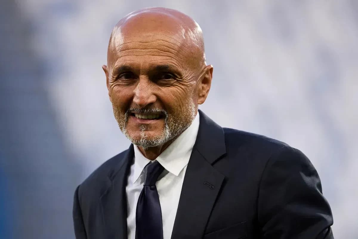 Entraîneur souriant sur le terrain avant le match Entraîneur souriant sur le terrain avant le match