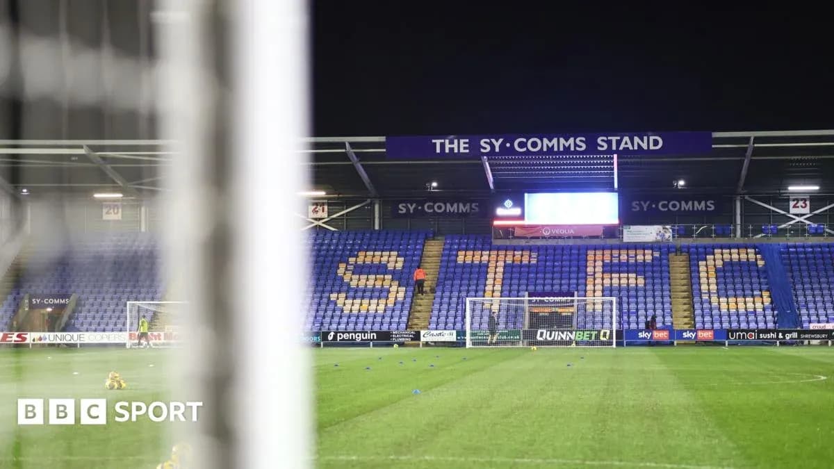 Vue du stade SY-Comms avec le but et les sièges Vue du stade SY-Comms avec le but et les sièges