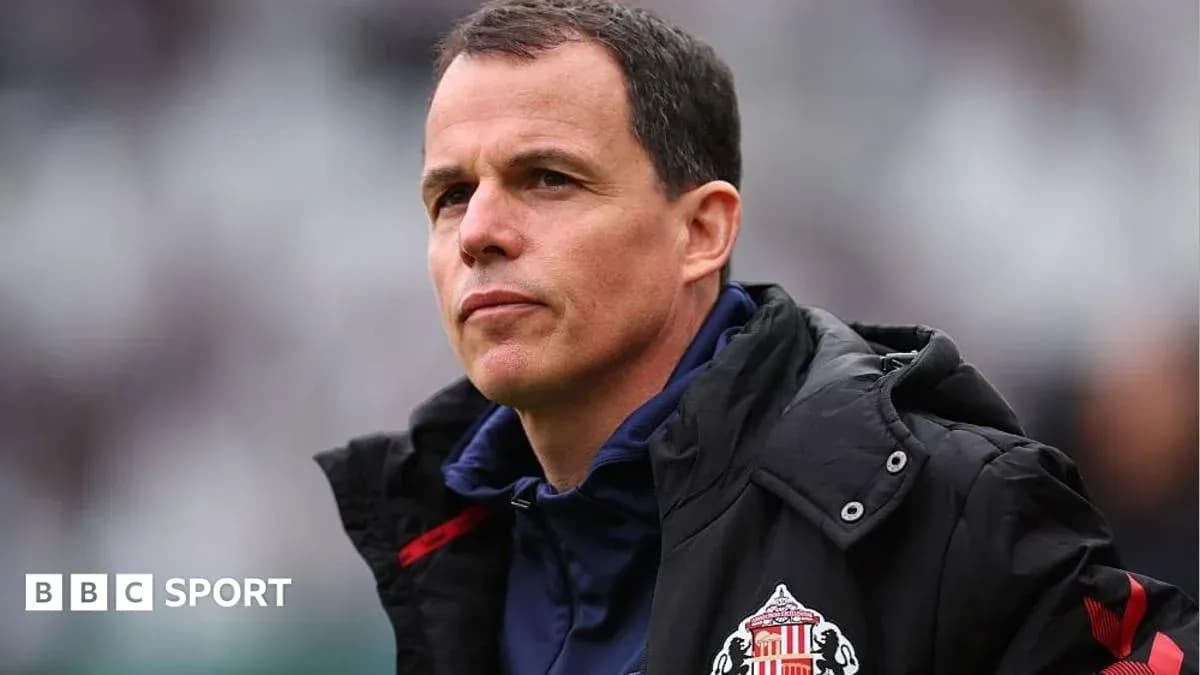 Entraîneur observant le match depuis la touche Entraîneur observant le match depuis la touche