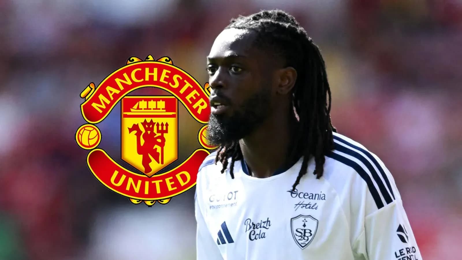 Joueur en tenue de football avec logo Manchester United Joueur en tenue de football avec logo Manchester United