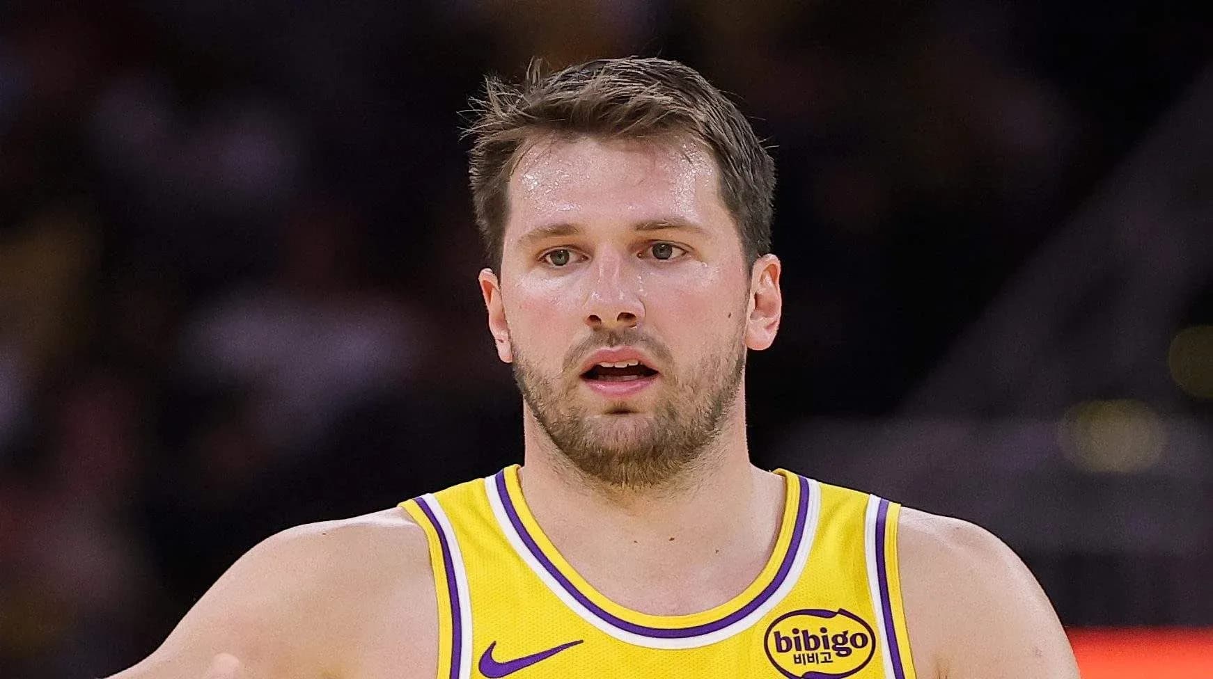 Joueur de basket-ball en maillot des Lakers Joueur de basket-ball en maillot des Lakers