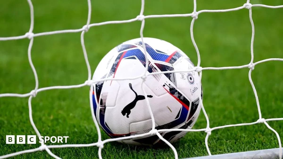 Ball dans le filet de but sur terrain de football Ball dans le filet de but sur terrain de football