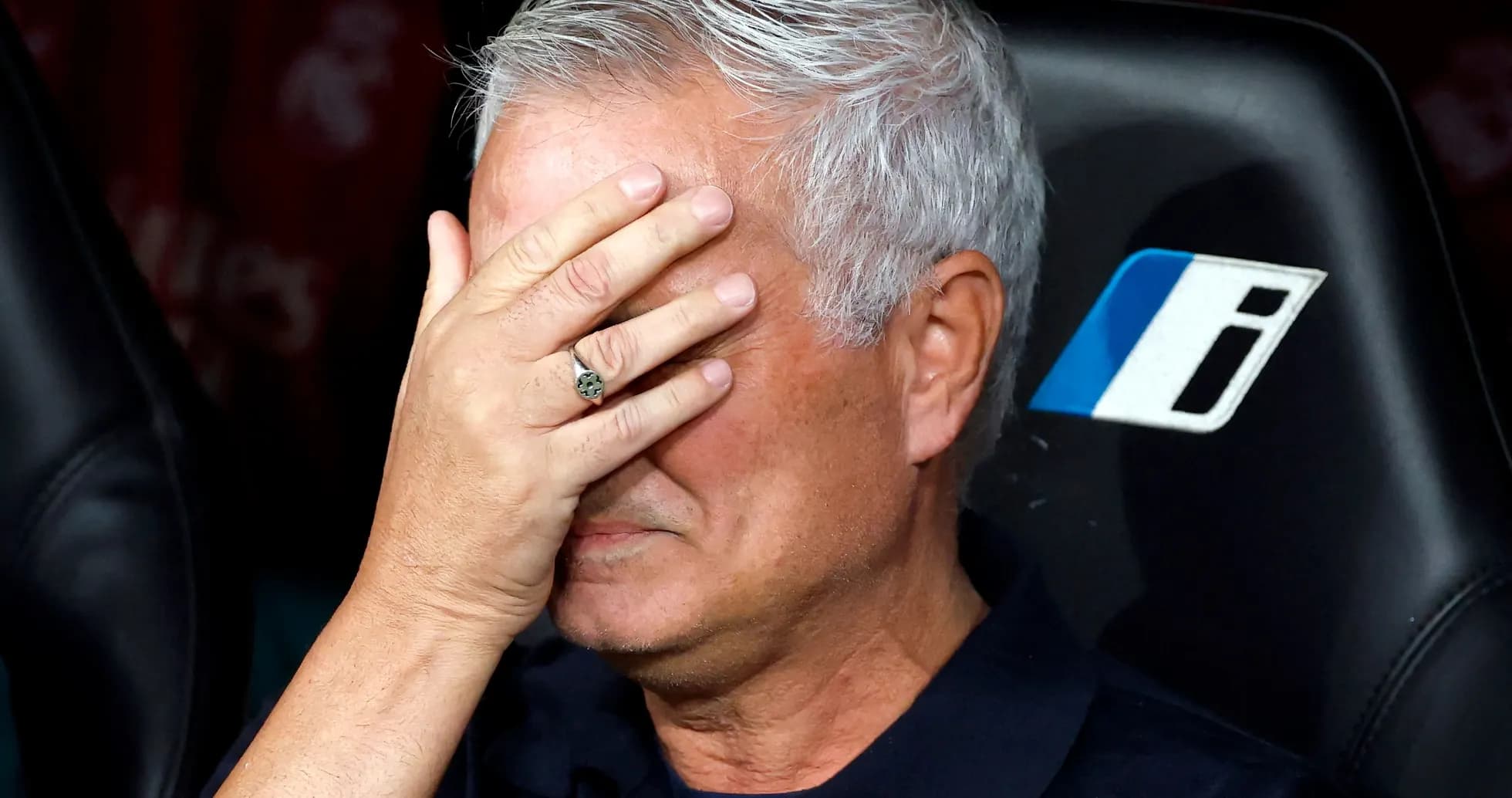 Entraîneur avec la main sur le visage sur le banc Entraîneur avec la main sur le visage sur le banc
