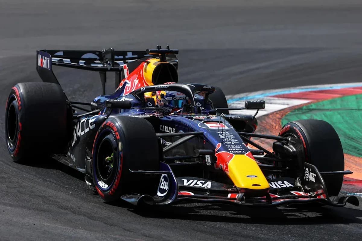 Voiture de F1 Red Bull en pleine course Voiture de F1 Red Bull en pleine course