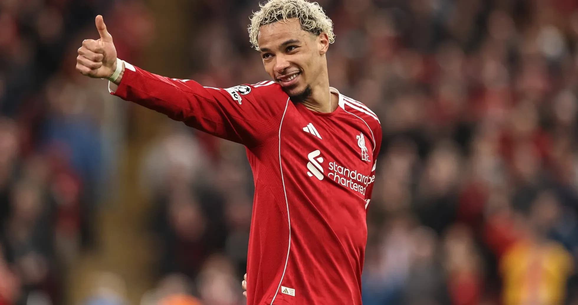 Joueur de Liverpool célébrant avec un pouce levé Joueur de Liverpool célébrant avec un pouce levé