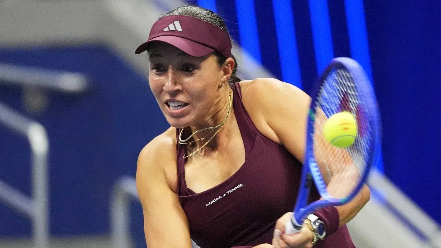 Joueuse de tennis frappant une balle au service Joueuse de tennis frappant une balle au service