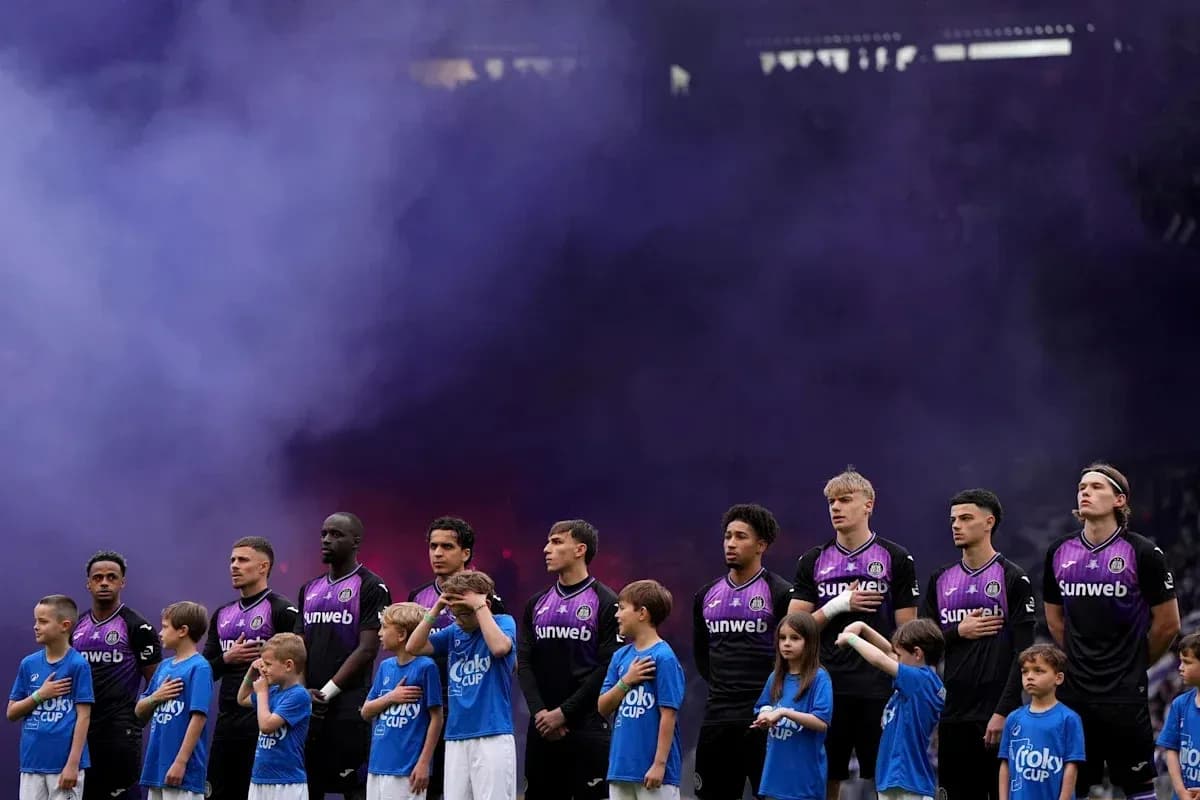 Joueurs et enfants en tenue, cérémonie d'avant-match Joueurs et enfants en tenue, cérémonie d'avant-match