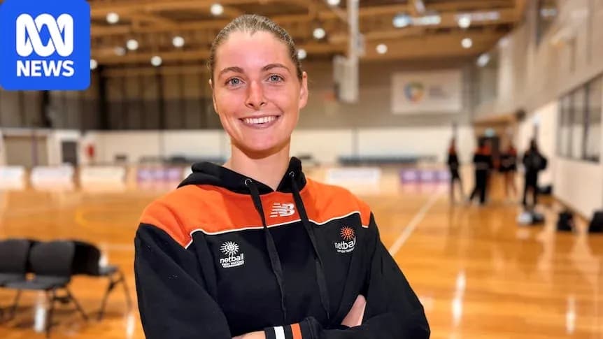 Joueuse de netball souriante dans un gymnase Joueuse de netball souriante dans un gymnase
