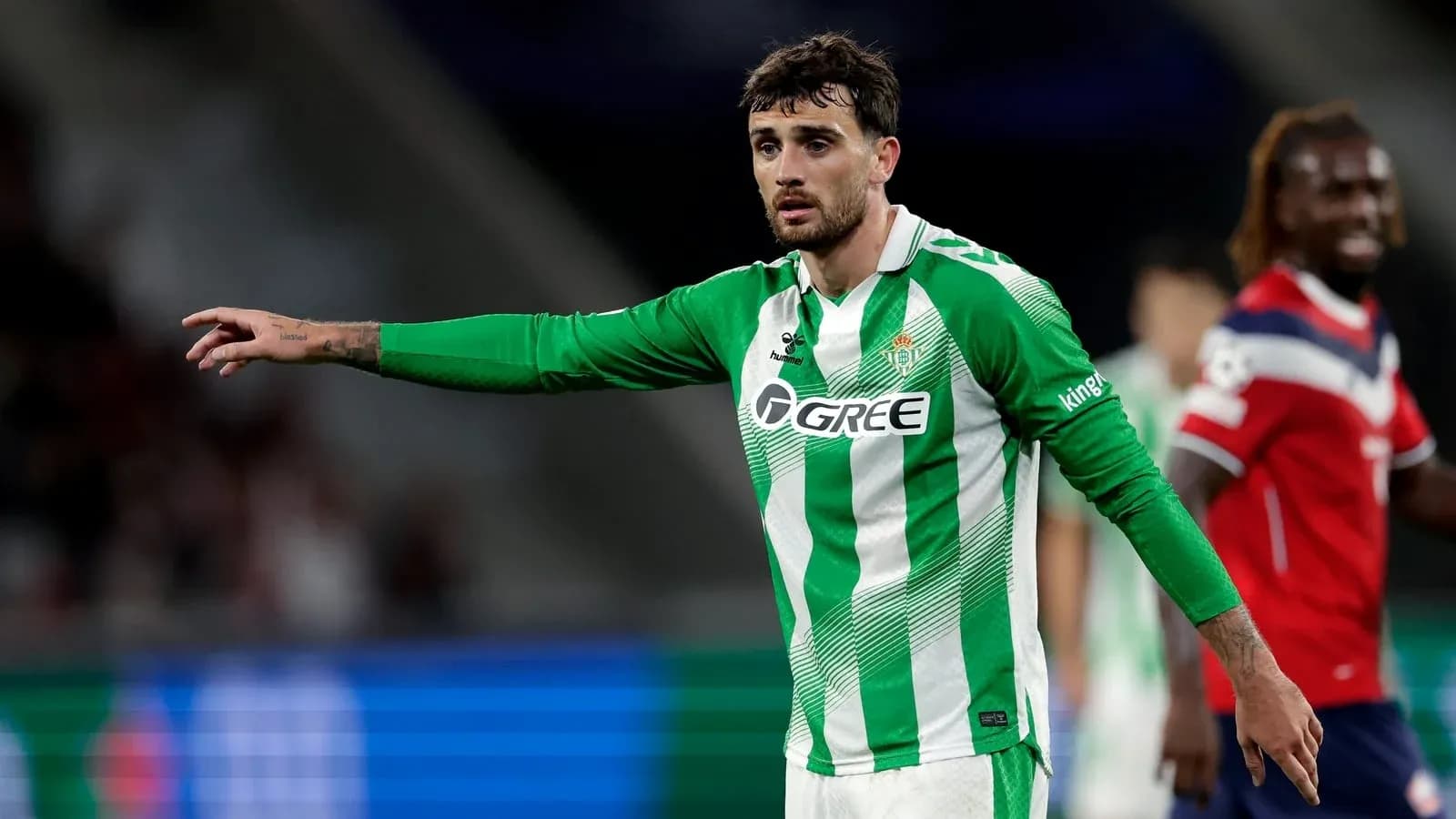 Joueur de Betis levant le bras pendant le match Joueur de Betis levant le bras pendant le match