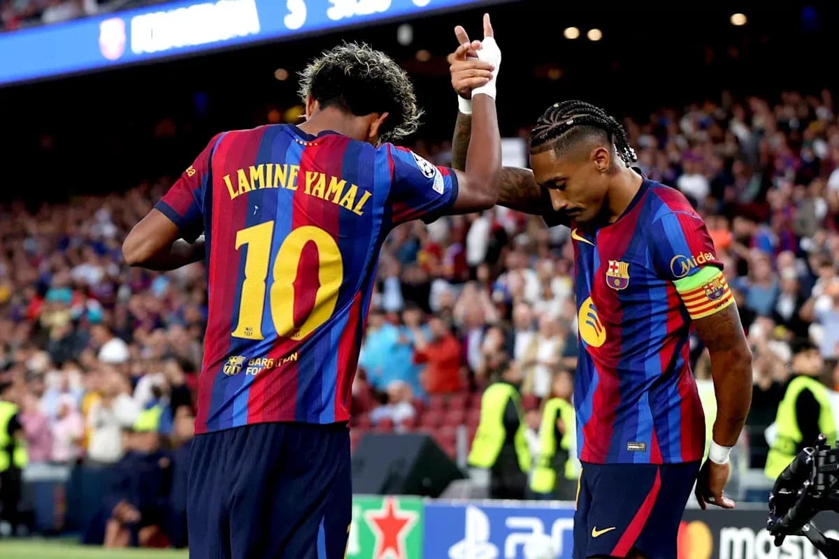 Lamine Yamal célébrant avec un coéquipier au Camp Nou Lamine Yamal célébrant avec un coéquipier au Camp Nou