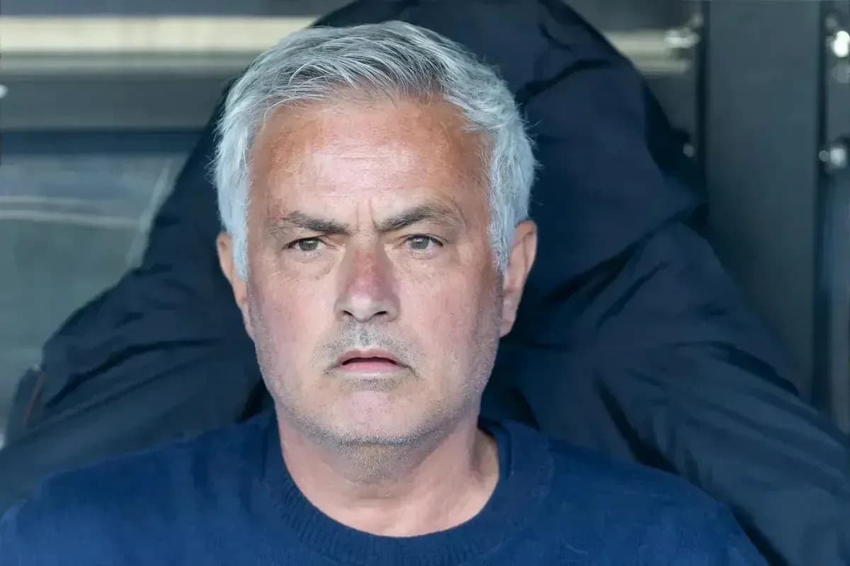 Entraîneur observant le match depuis le banc Entraîneur observant le match depuis le banc