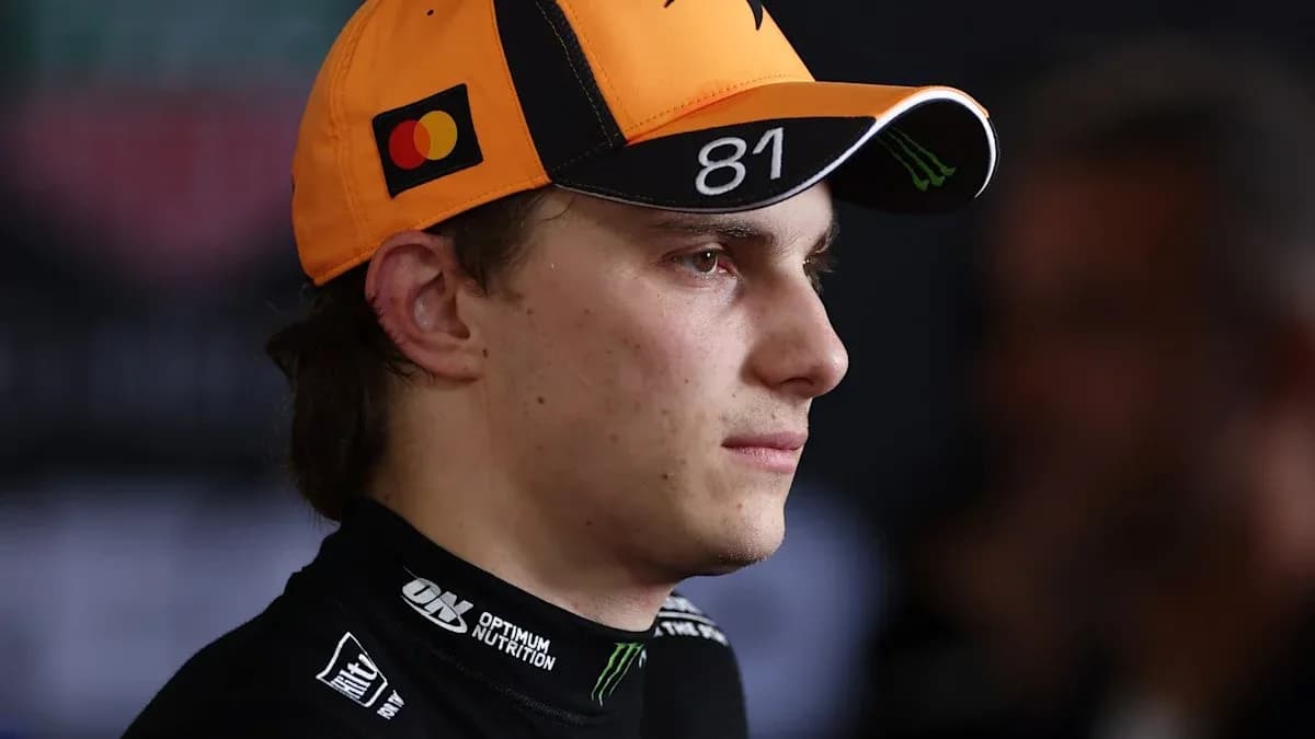 Pilote portant une casquette orange lors d'une interview Pilote portant une casquette orange lors d'une interview