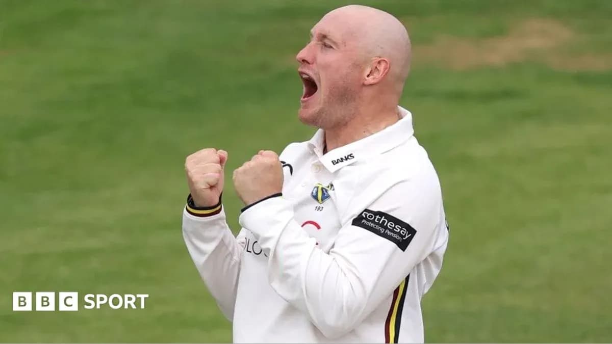 Joueur de cricket célébrant une prise réussie Joueur de cricket célébrant une prise réussie