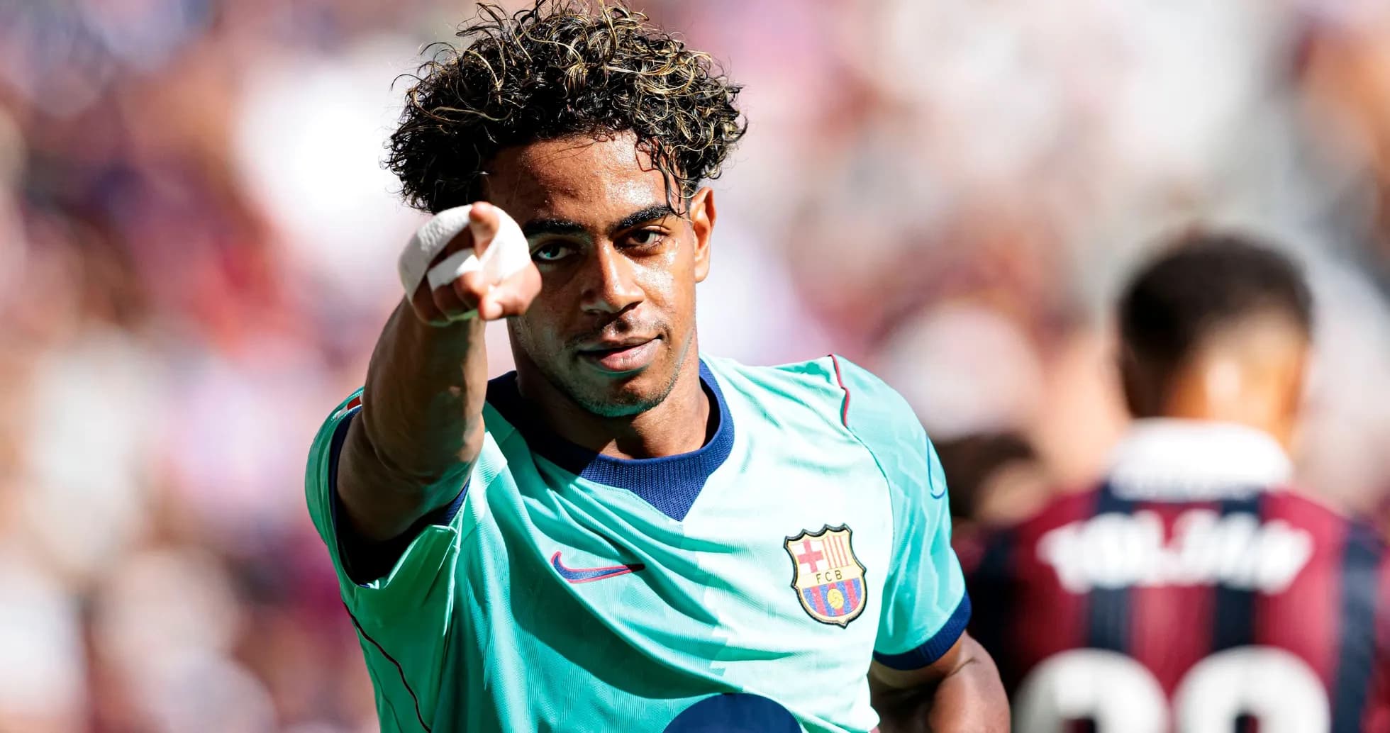 Joueur du FC Barcelone célébrant un but sur le terrain Joueur du FC Barcelone célébrant un but sur le terrain
