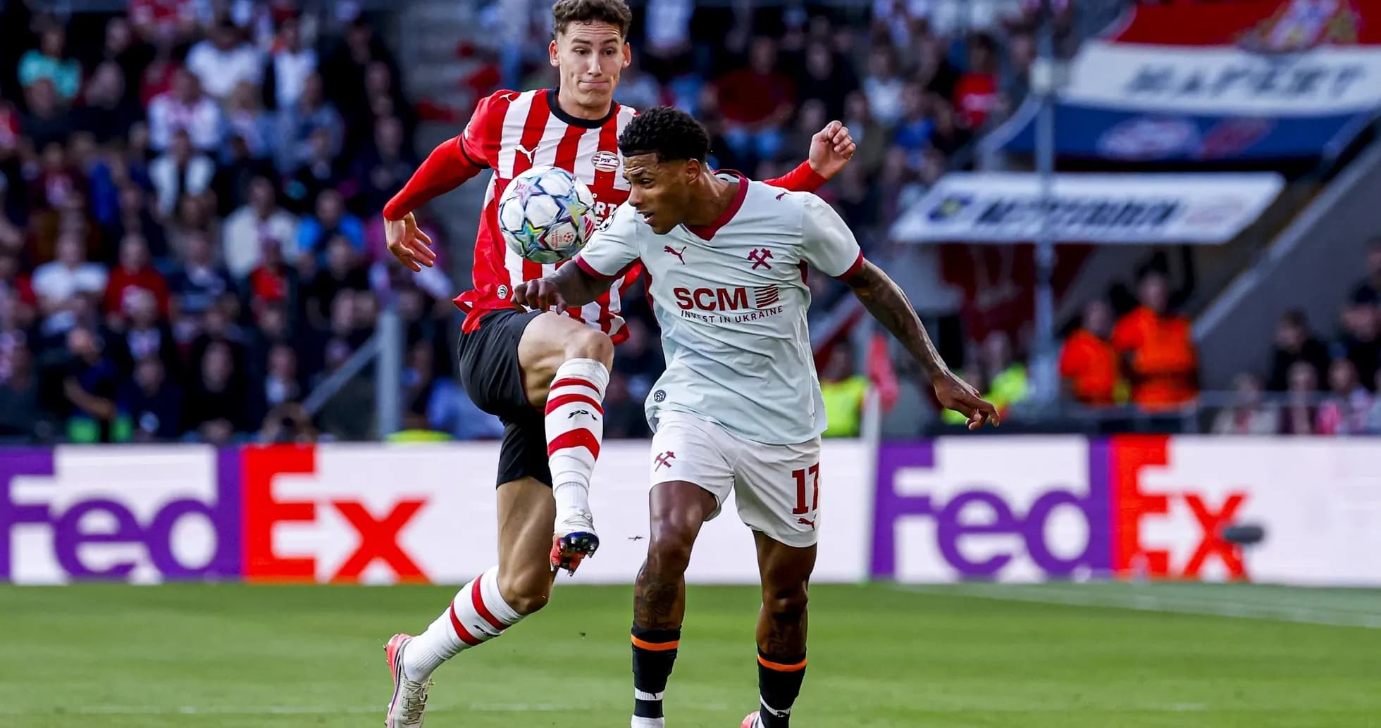 Joueur dribblant avec le ballon lors du match Joueur dribblant avec le ballon lors du match