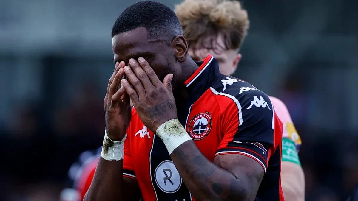 Joueur de football se tenant le visage en larmes Joueur de football se tenant le visage en larmes
