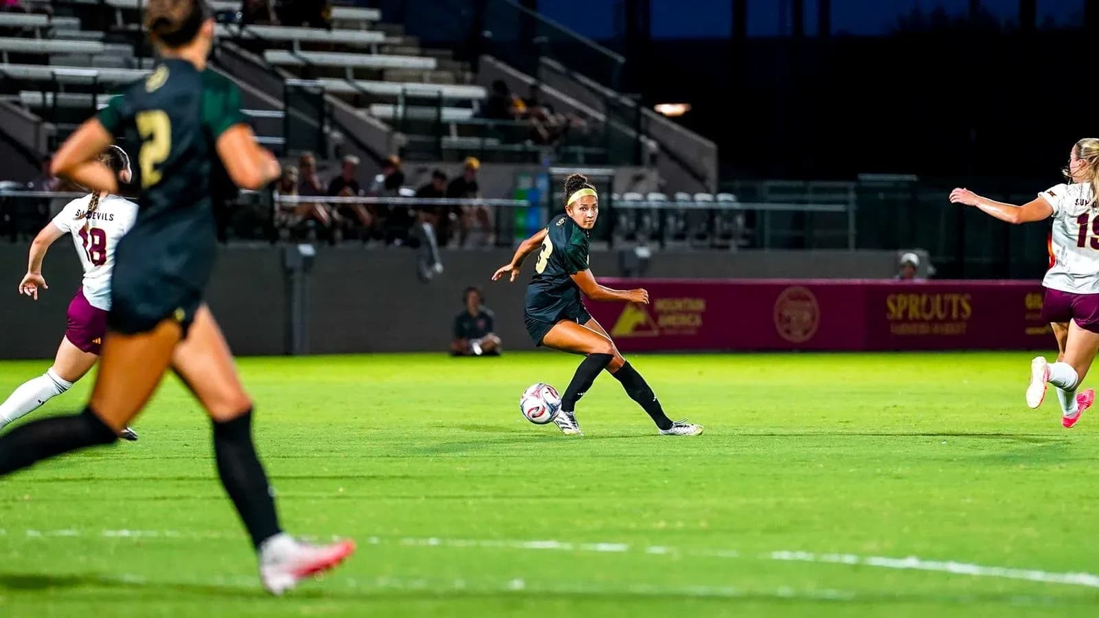 Joueuse dribblant le ballon lors d'un match de football Joueuse dribblant le ballon lors d'un match de football