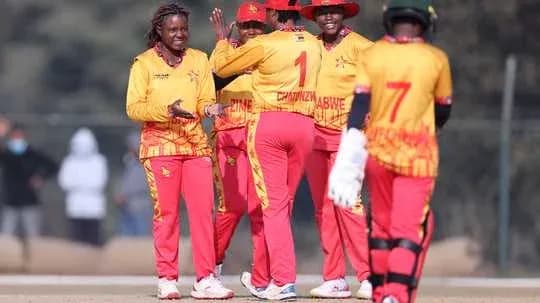 Équipe féminine du Zimbabwe célébrant une prise Équipe féminine du Zimbabwe célébrant une prise