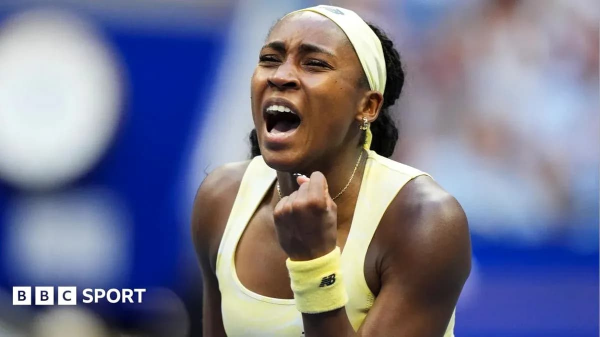Joueuse célébrant après un point gagné au tennis Joueuse célébrant après un point gagné au tennis