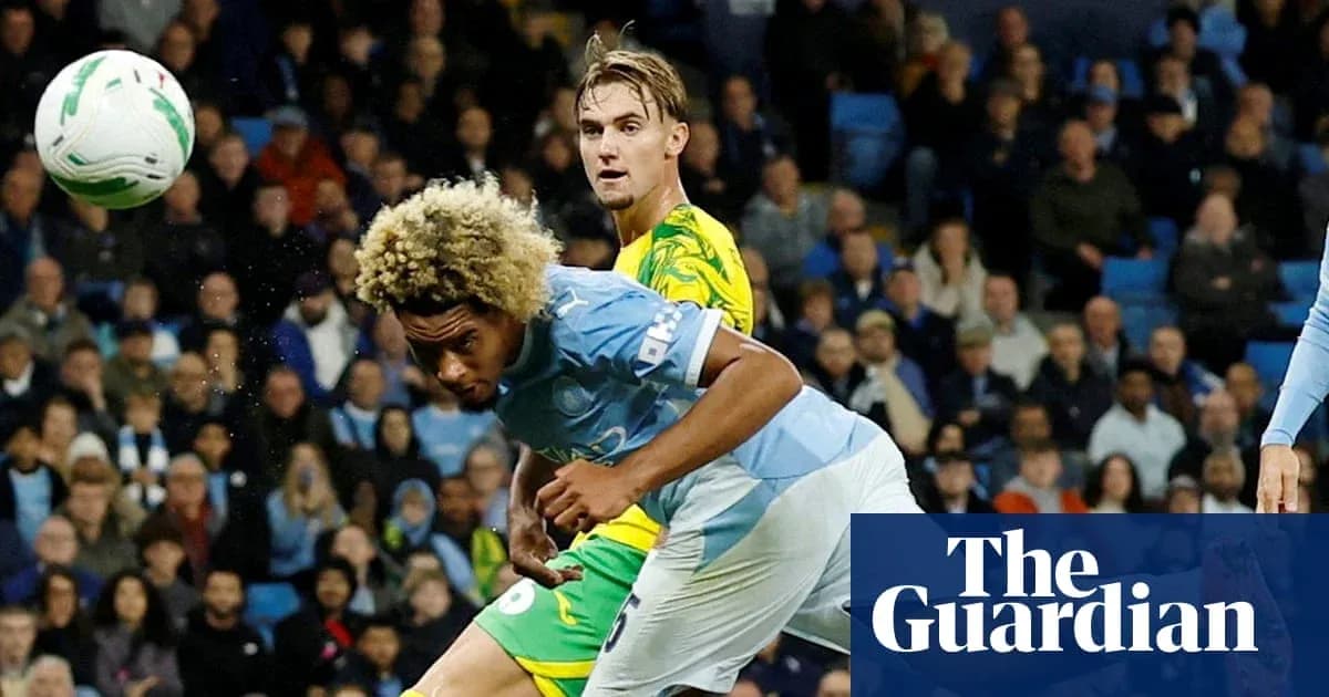 Joueur effectuant une tête dans un match de football Joueur effectuant une tête dans un match de football
