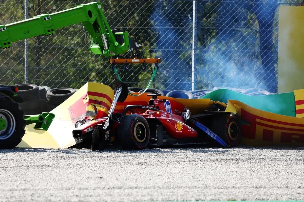 Voiture de course accidentée contre les barrières Voiture de course accidentée contre les barrières