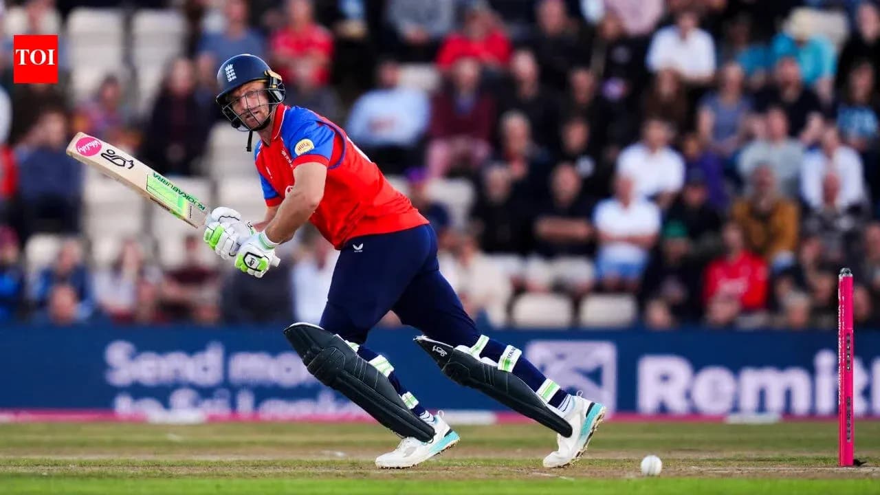 Batteur anglais frappant la balle lors d'un match Batteur anglais frappant la balle lors d'un match