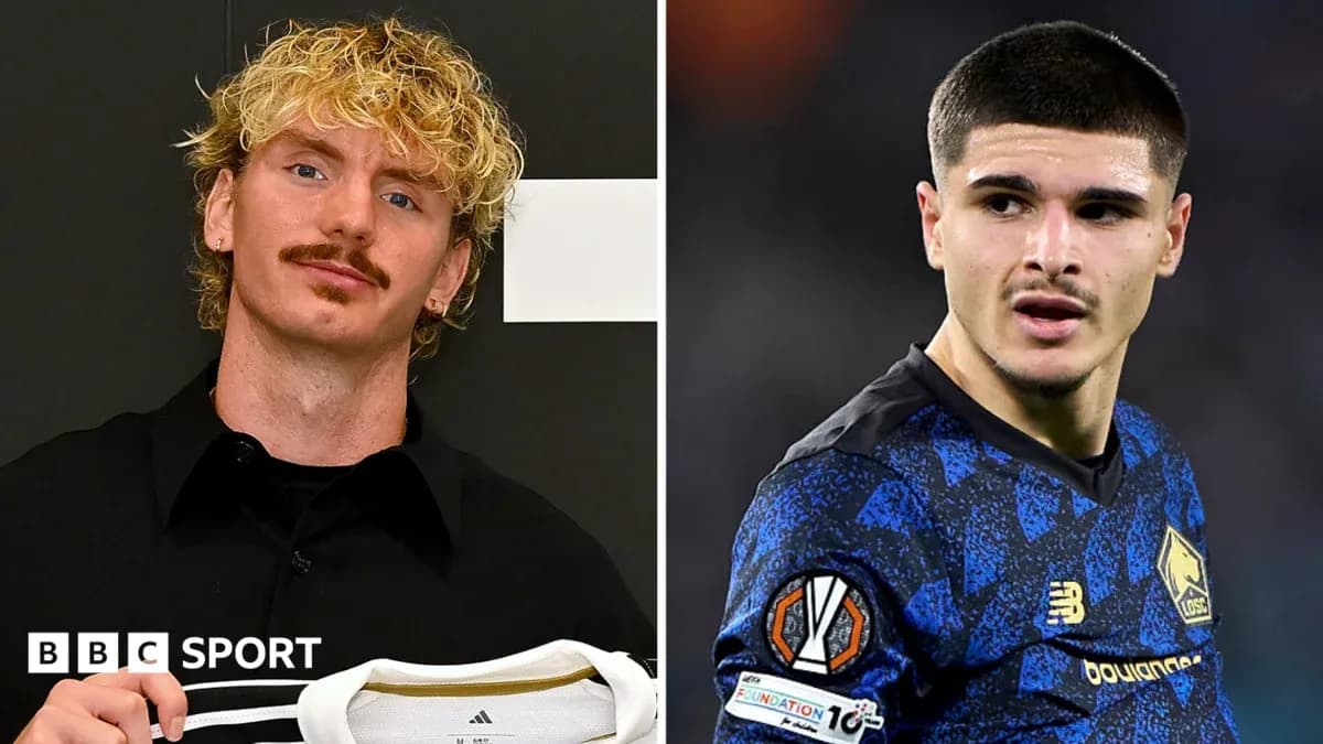 Deux joueurs posant, l'un avec un maillot Deux joueurs posant, l'un avec un maillot