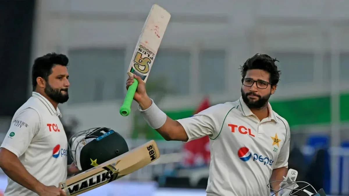 Joueurs de cricket pakistanais célébrant un point marqué Joueurs de cricket pakistanais célébrant un point marqué
