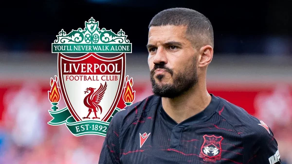 Joueur avec le logo de Liverpool en arrière-plan Joueur avec le logo de Liverpool en arrière-plan