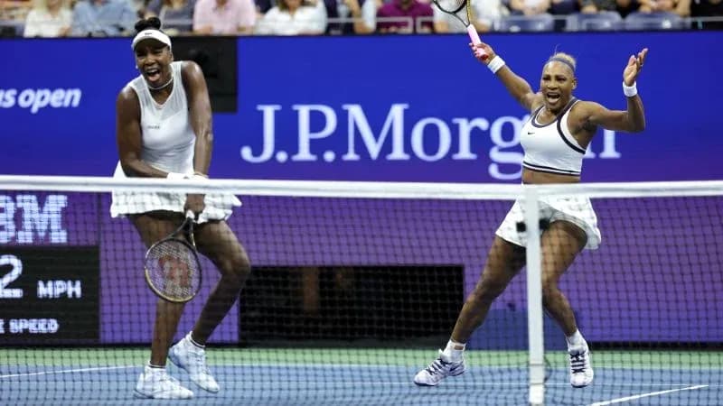 Serena et Venus Williams célébrant un point au tennis Serena et Venus Williams célébrant un point au tennis