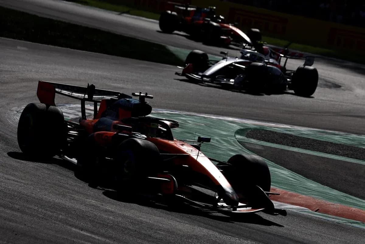 Voiture de Formule 1 prenant un virage sur circuit Voiture de Formule 1 prenant un virage sur circuit