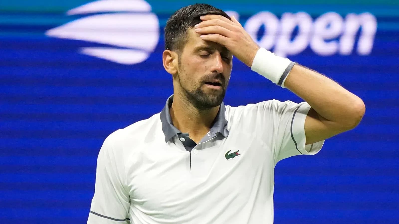 Joueur tenant son front pendant un match de tennis Joueur tenant son front pendant un match de tennis